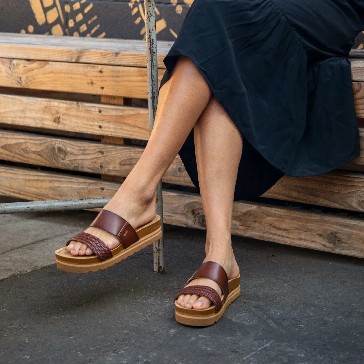 REEF CUSHION VISTA HI WOMENS SANDAL - BROWN